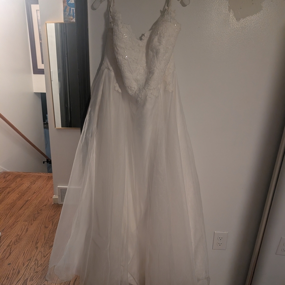 Elegant White Lace Wedding Dress - Picture 4 of 10